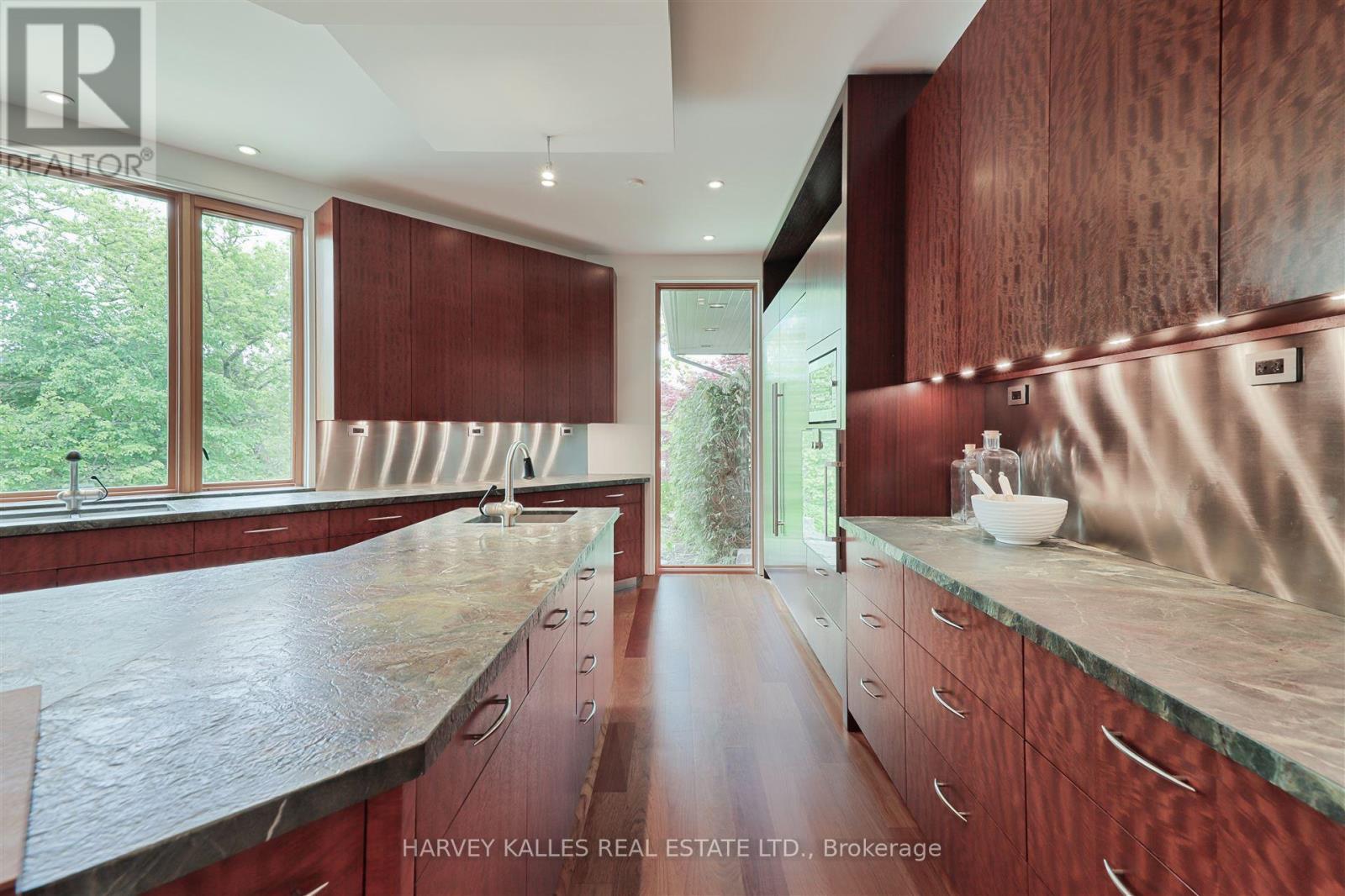 89 Kingsway Crescent, Toronto, Ontario  M8X 2R8 - Photo 16 - W12433346