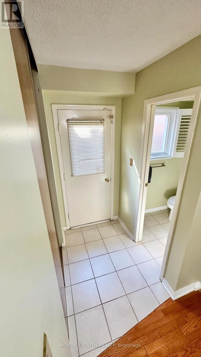 28 Lindridge Avenue, Brampton, Ontario  L6S 3X1 - Photo 6 - W12481410