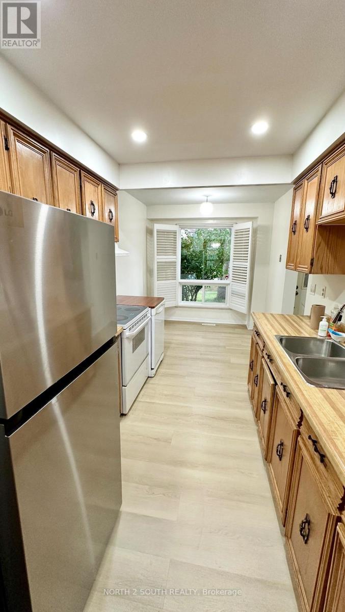 28 Lindridge Avenue, Brampton, Ontario  L6S 3X1 - Photo 4 - W12481410