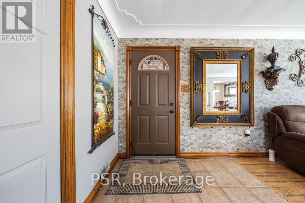 117 Sunrise Drive, Hamilton (Greenford), Ontario  L8K 4C5 - Photo 5 - X12487442