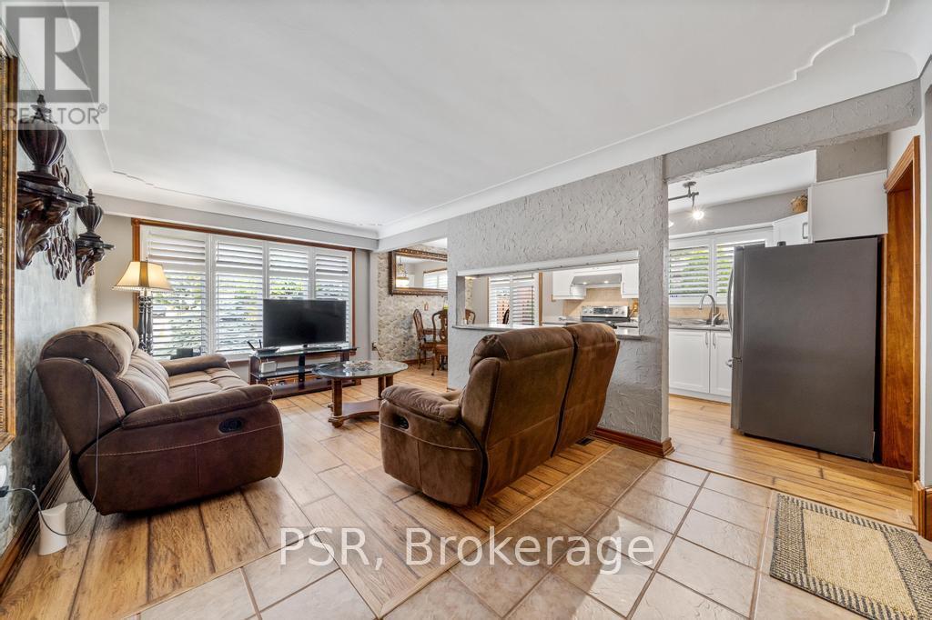 117 Sunrise Drive, Hamilton (Greenford), Ontario  L8K 4C5 - Photo 6 - X12487442