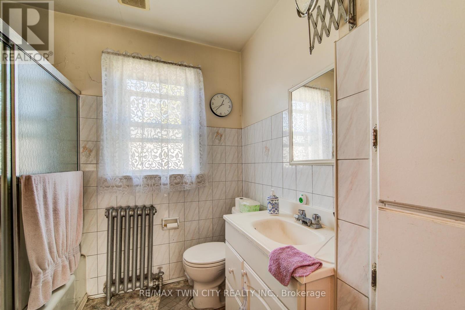 318 Middle Street, Cambridge, Ontario  N3H 3Z8 - Photo 12 - X12447764