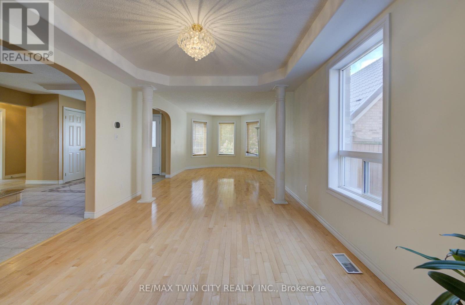 216 Mcnichol Drive, Cambridge, Ontario  N1P 1J3 - Photo 9 - X12405051