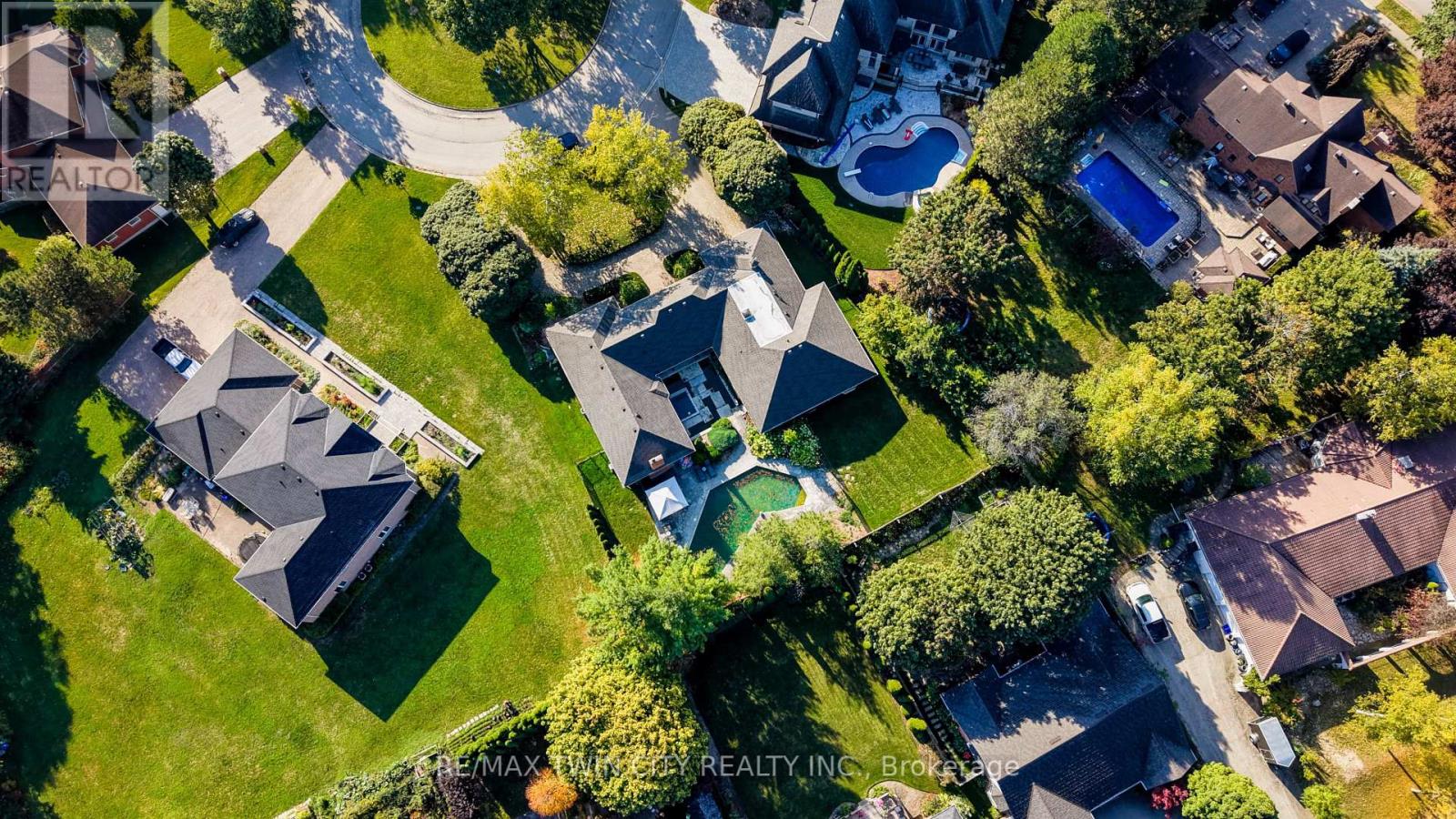 592 Manorwood Court, Waterloo, Ontario  N2K 3L7 - Photo 3 - X12447795