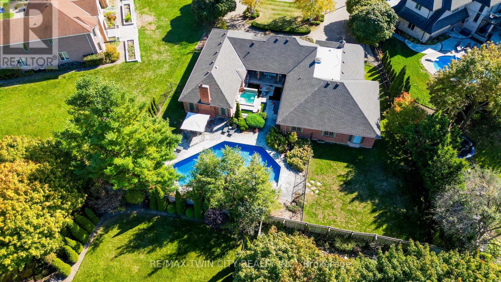 592 MANORWOOD COURT, Waterloo, Ontario