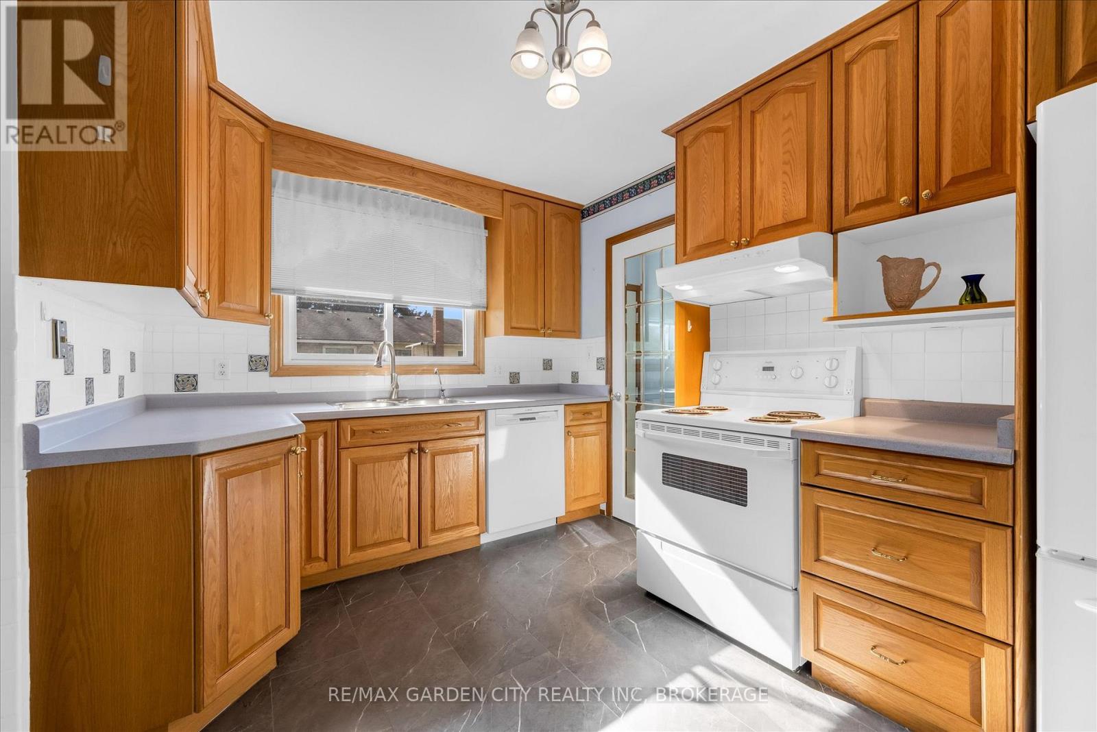 35 Allan Drive, St. Catharines, Ontario  L2N 6H3 - Photo 3 - X12487661