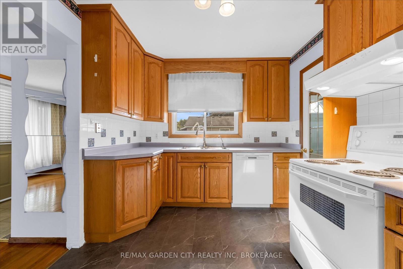 35 Allan Drive, St. Catharines, Ontario  L2N 6H3 - Photo 4 - X12487661