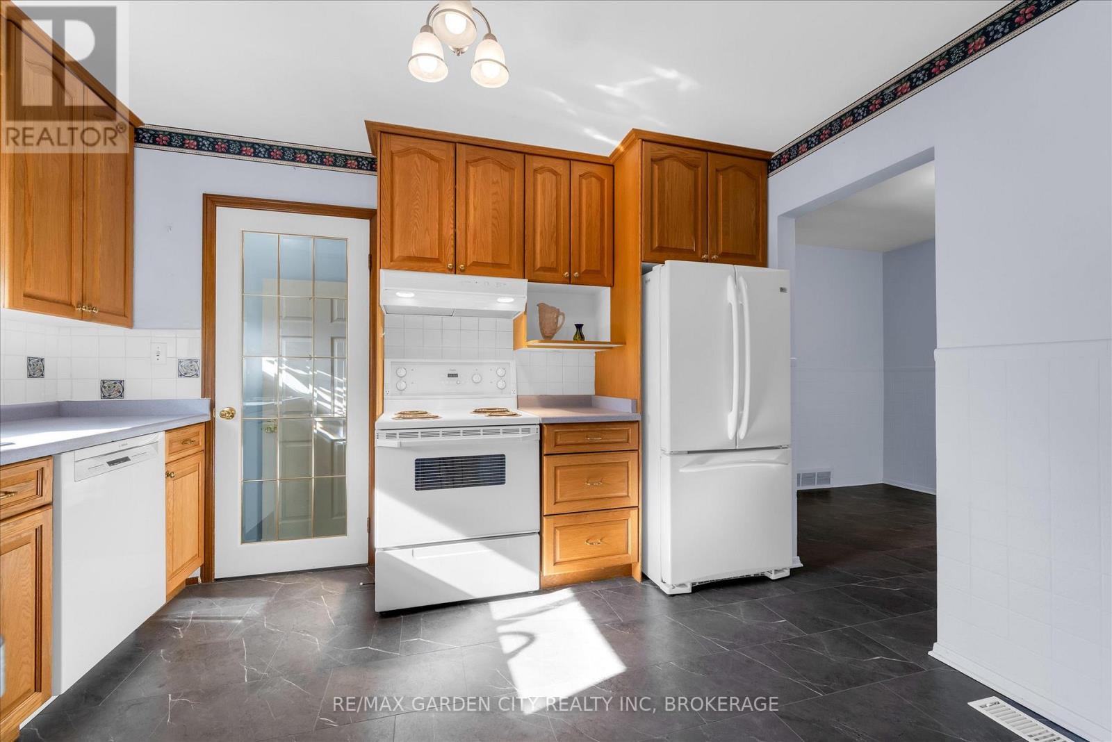 35 Allan Drive, St. Catharines, Ontario  L2N 6H3 - Photo 5 - X12487661