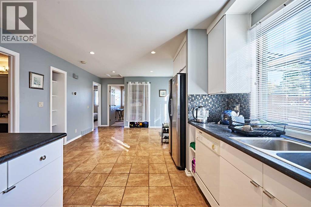 8414 Berwick Road Nw, Calgary, Alberta  T3K 1E5 - Photo 13 - A2259911