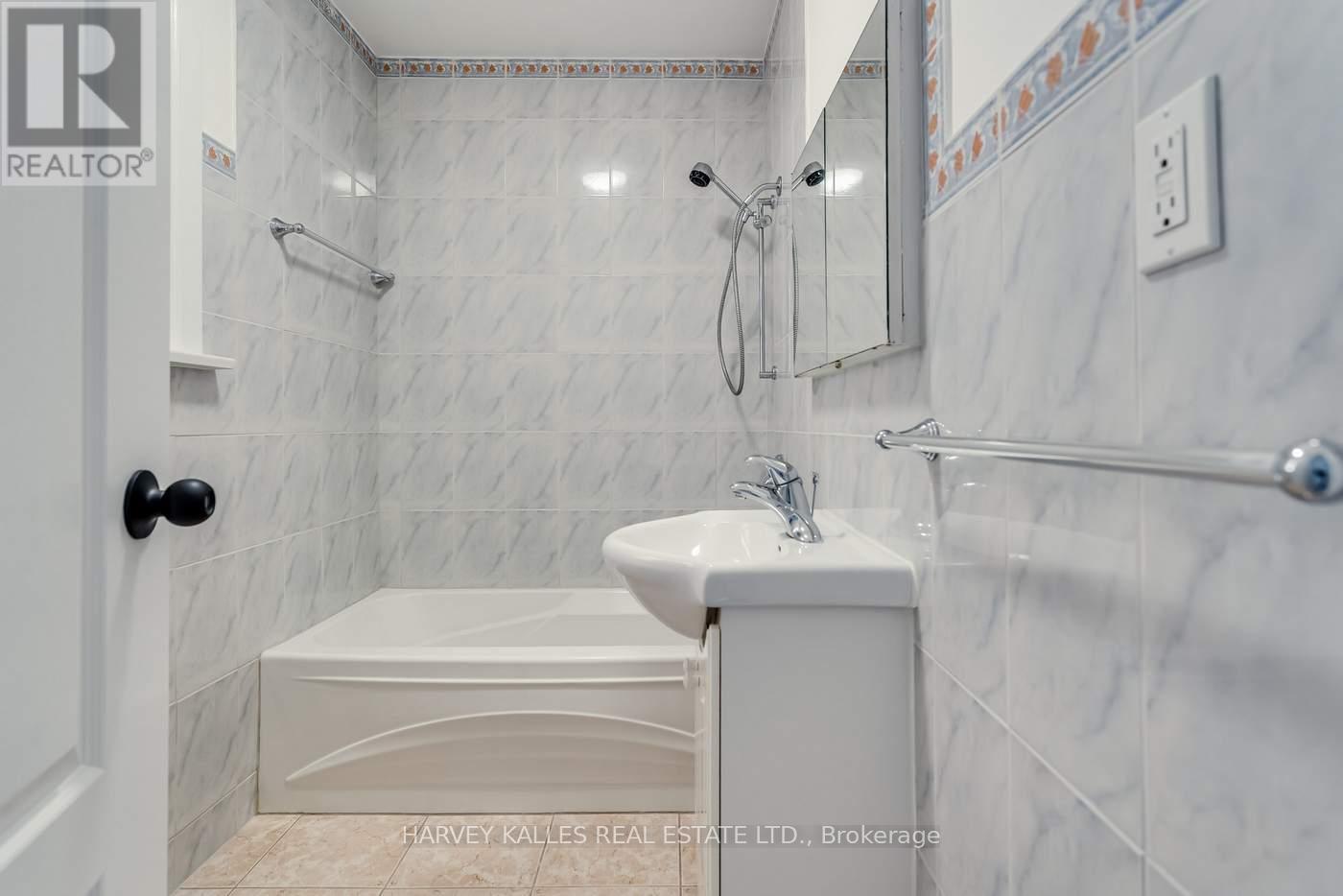 7 Mulberry Crescent, Toronto, Ontario  M6C 1N4 - Photo 11 - C12487475