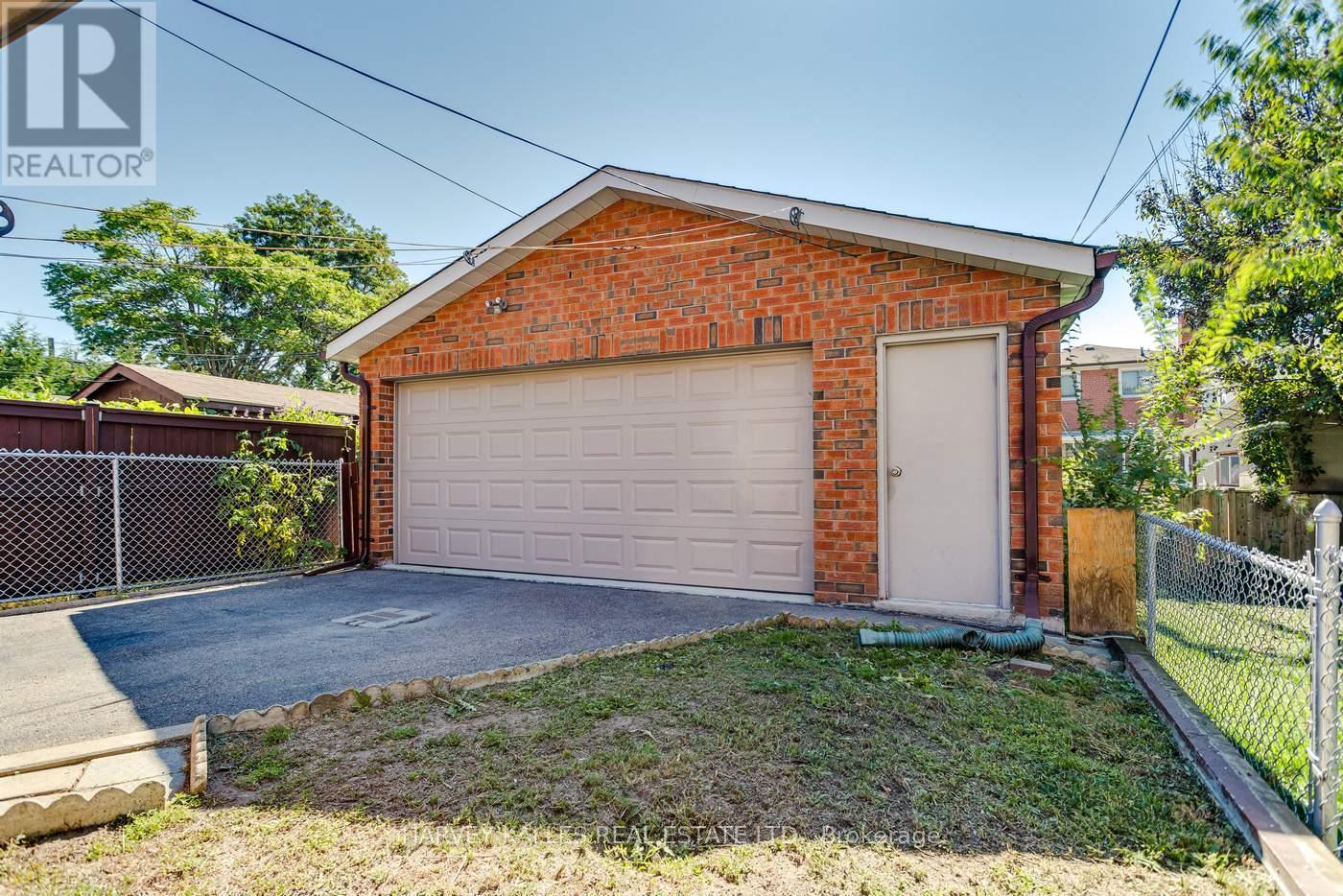 7 Mulberry Crescent, Toronto, Ontario  M6C 1N4 - Photo 18 - C12487475