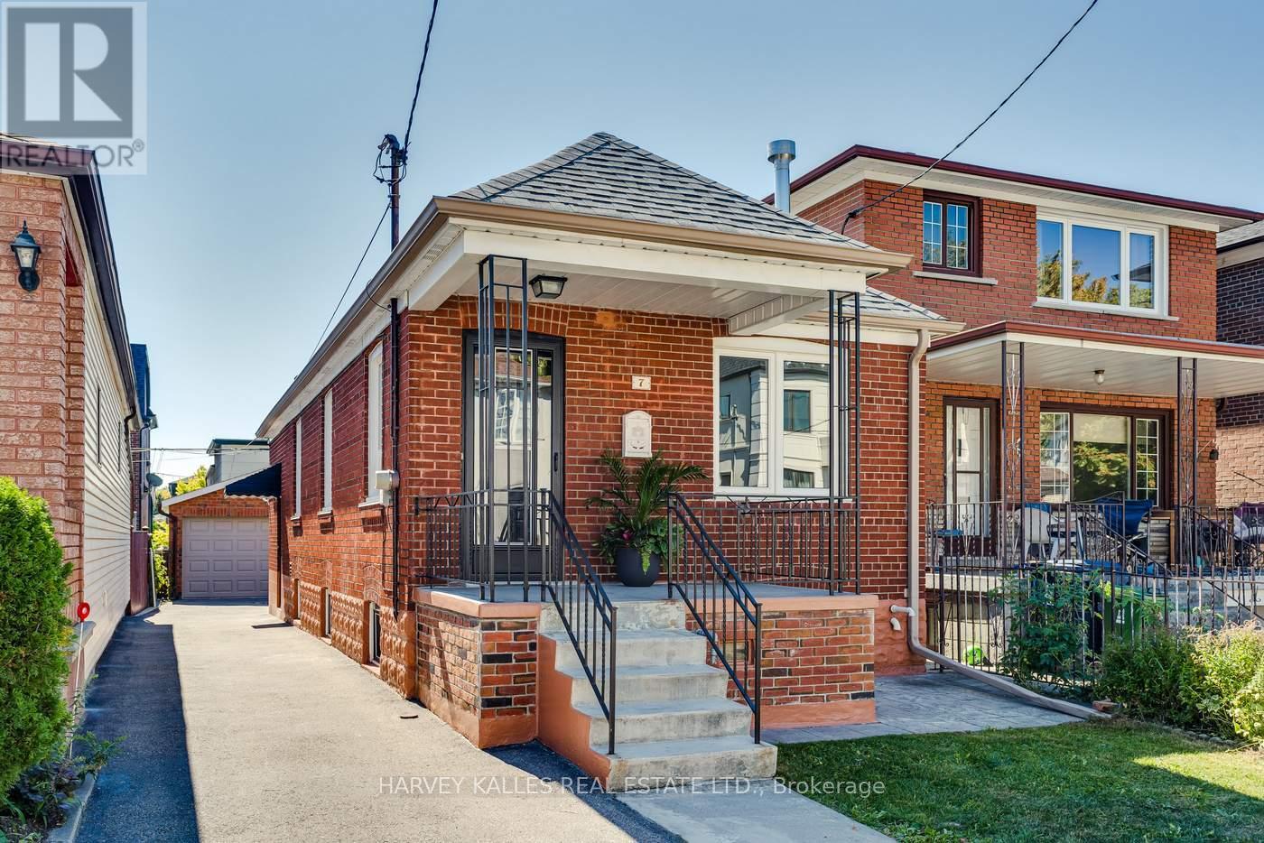 7 Mulberry Crescent, Toronto, Ontario  M6C 1N4 - Photo 19 - C12487475