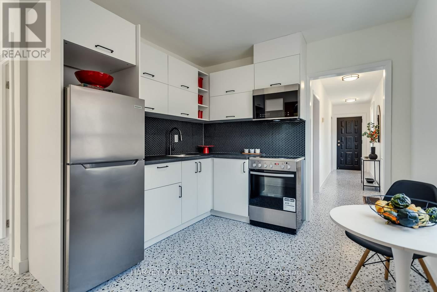 7 Mulberry Crescent, Toronto, Ontario  M6C 1N4 - Photo 6 - C12487475