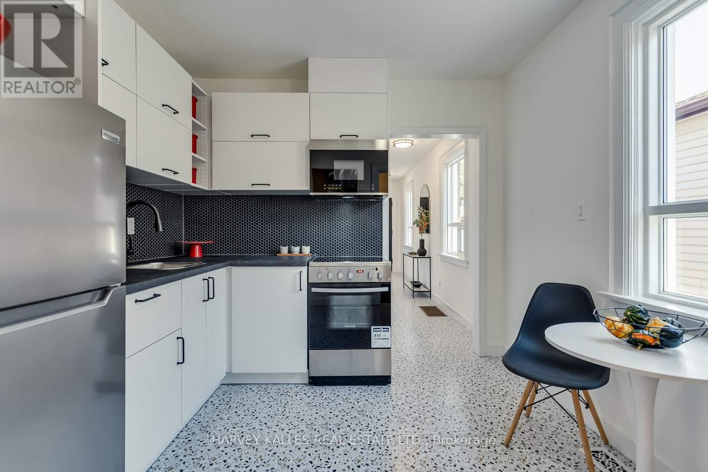 7 Mulberry Crescent, Toronto, Ontario  M6C 1N4 - Photo 8 - C12487475