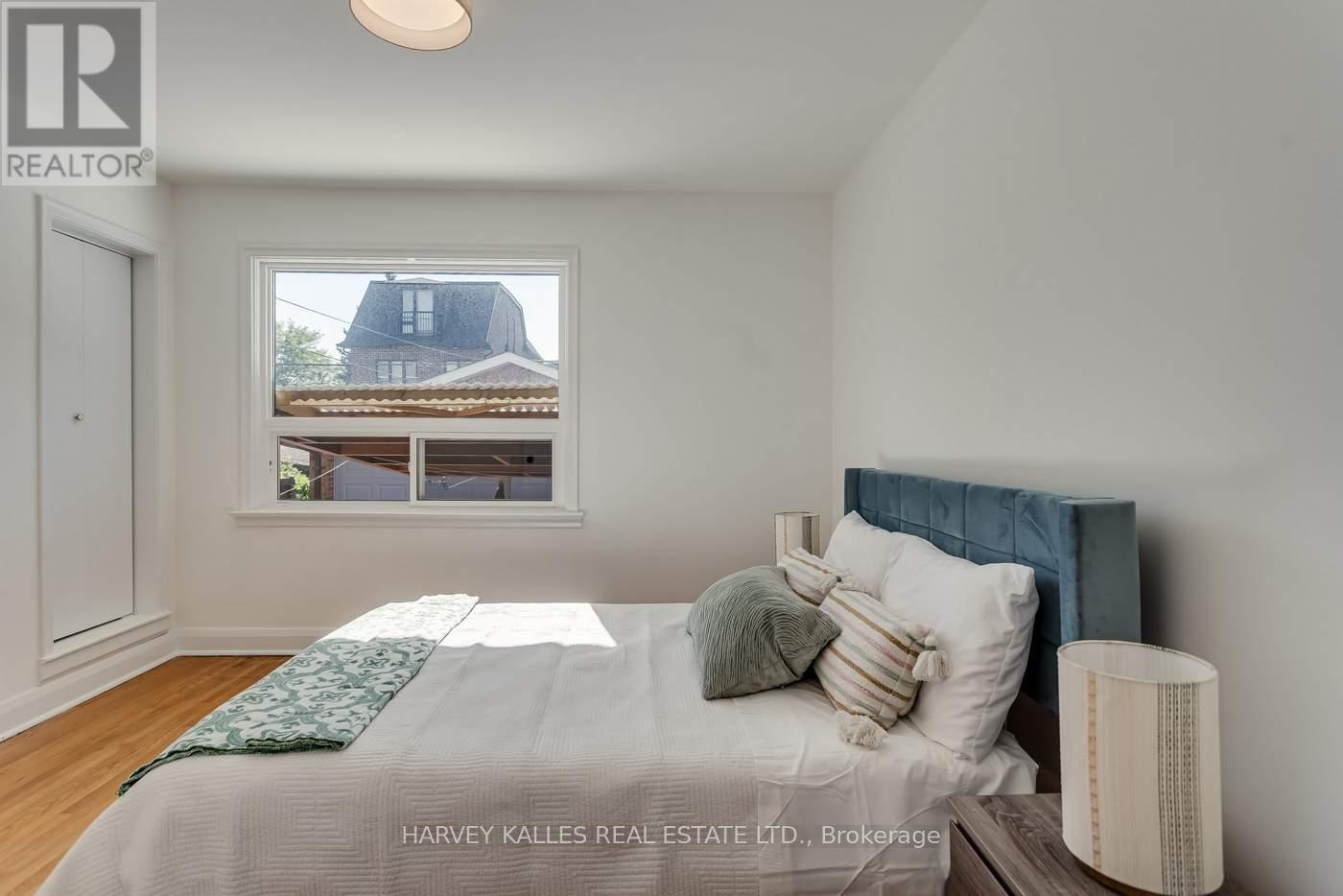 7 Mulberry Crescent, Toronto, Ontario  M6C 1N4 - Photo 9 - C12487475