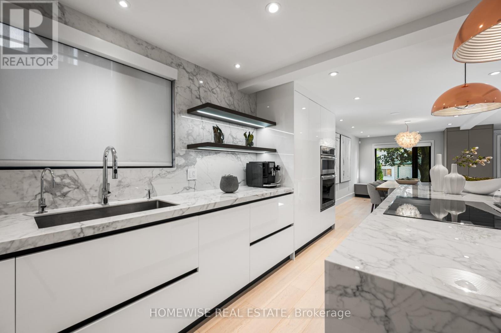 20 Clovelly Avenue, Toronto, Ontario  M6C 1Y1 - Photo 7 - C12487586