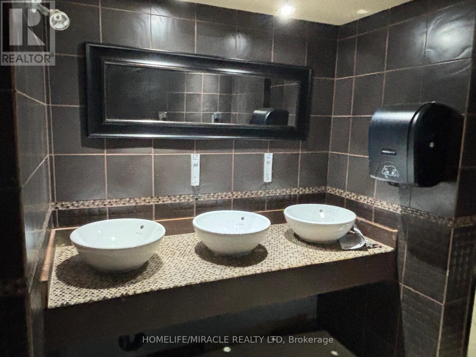 5890 Main Street, Niagara Falls (Dorchester), Ontario  L2G 5Z8 - Photo 16 - X12402724