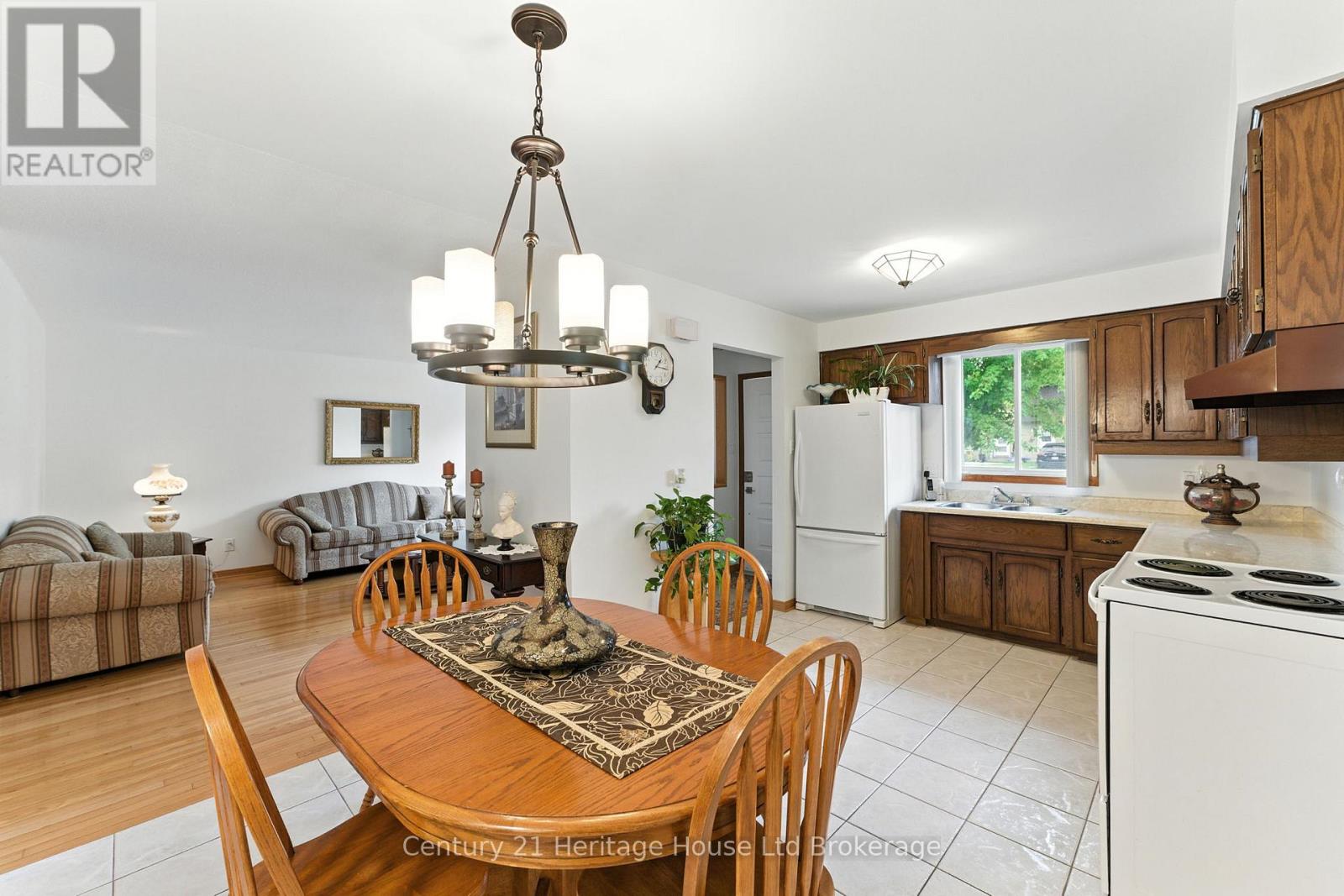 1043 Canfield Crescent, Woodstock (Woodstock - North), Ontario  N4S 8P3 - Photo 13 - X12487626