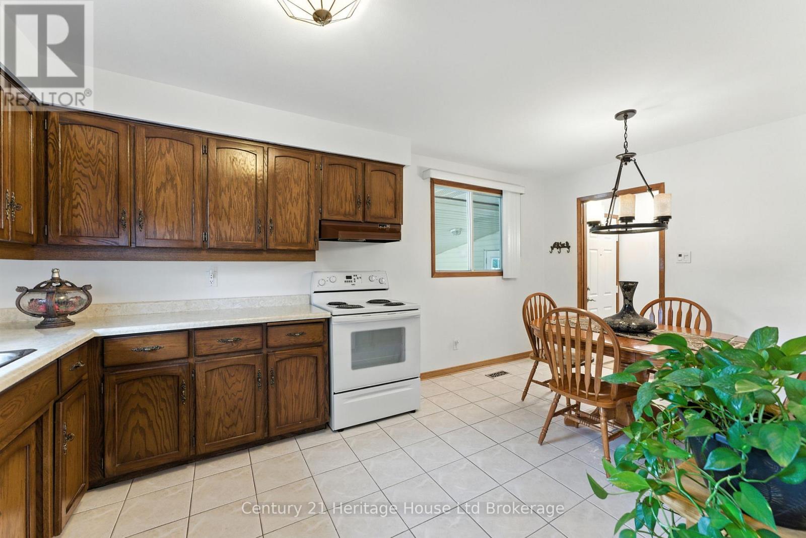 1043 Canfield Crescent, Woodstock (Woodstock - North), Ontario  N4S 8P3 - Photo 14 - X12487626