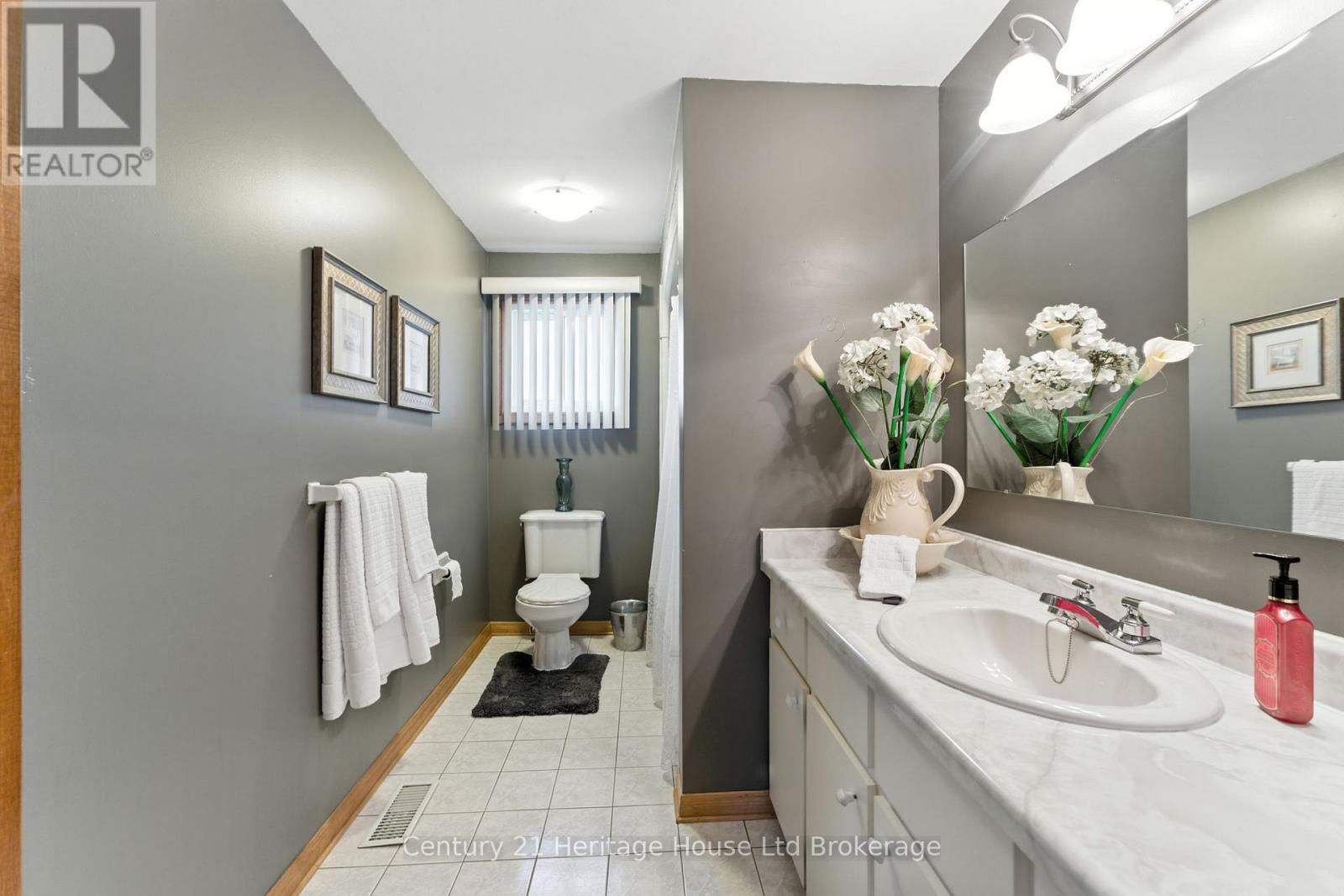 1043 Canfield Crescent, Woodstock (Woodstock - North), Ontario  N4S 8P3 - Photo 22 - X12487626