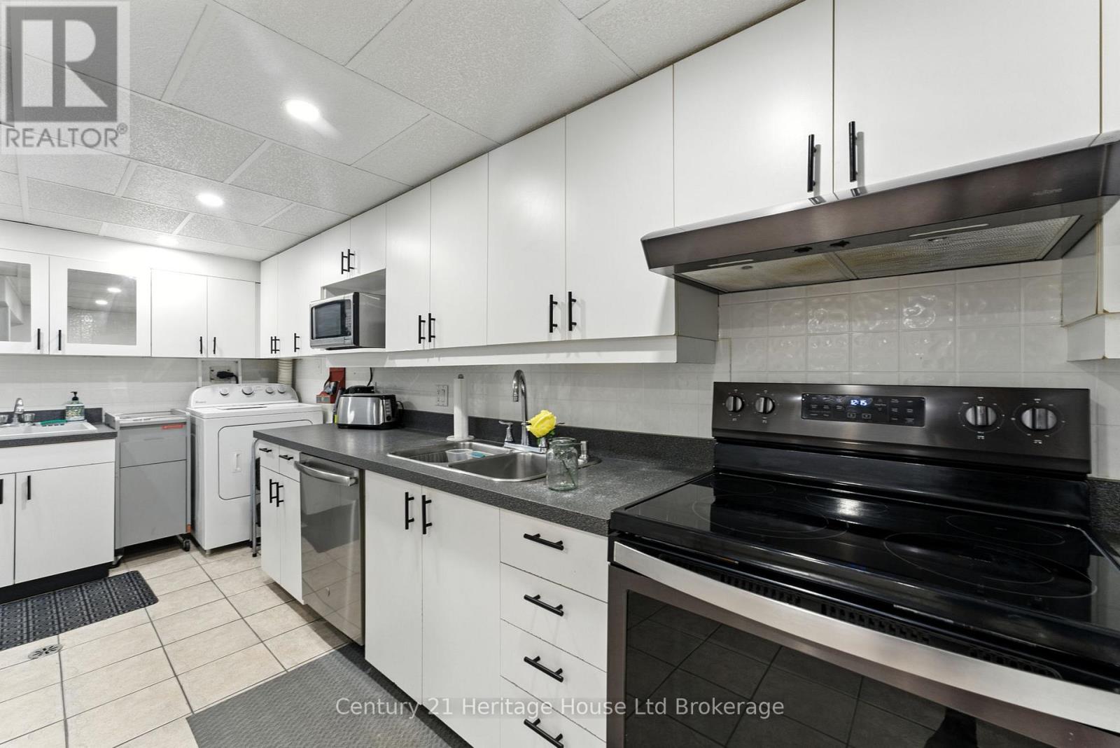 1043 Canfield Crescent, Woodstock (Woodstock - North), Ontario  N4S 8P3 - Photo 31 - X12487626