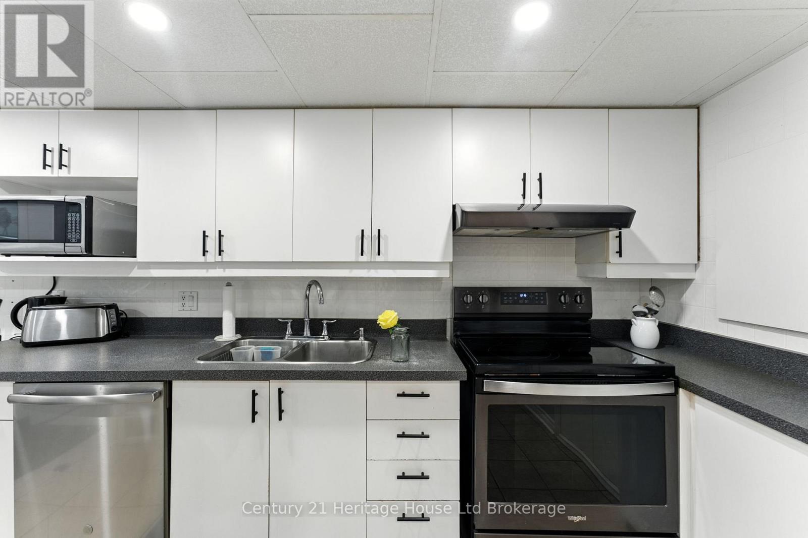 1043 Canfield Crescent, Woodstock (Woodstock - North), Ontario  N4S 8P3 - Photo 32 - X12487626