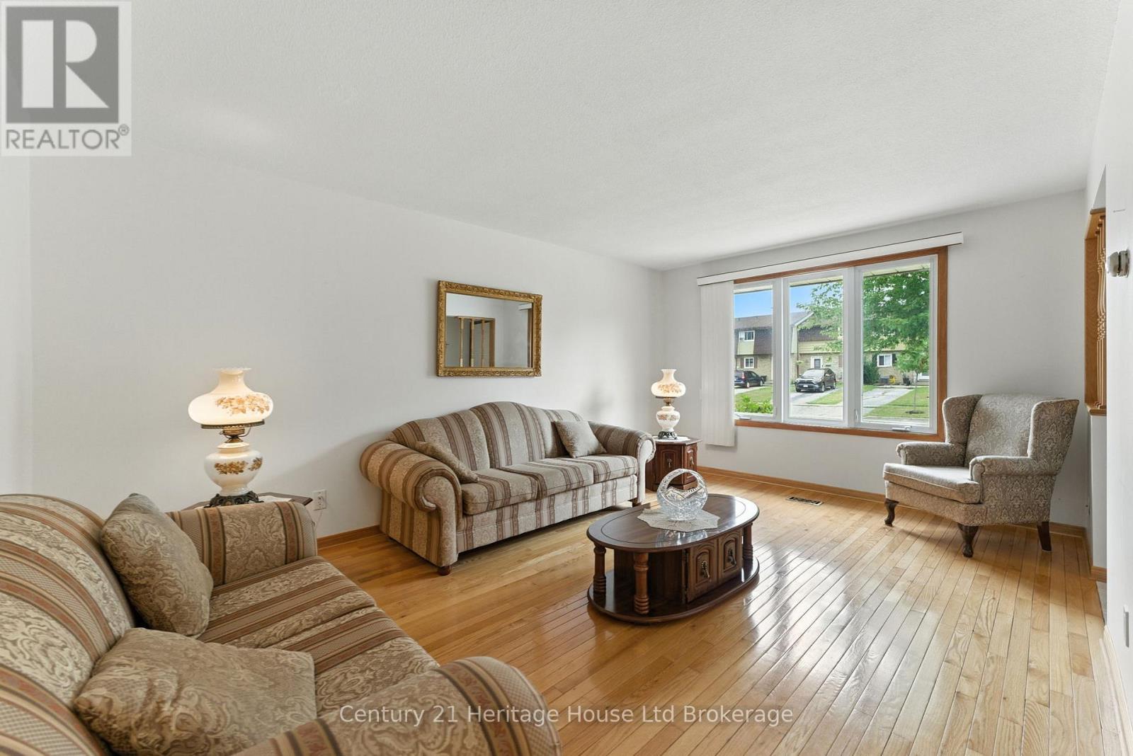 1043 Canfield Crescent, Woodstock (Woodstock - North), Ontario  N4S 8P3 - Photo 8 - X12487626