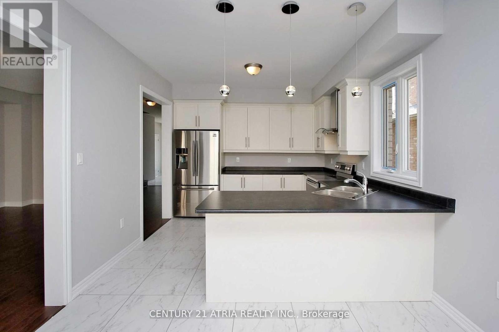 92 Sutherland Avenue, Bradford West Gwillimbury, Ontario  L3Z 4H4 - Photo 10 - N12487517