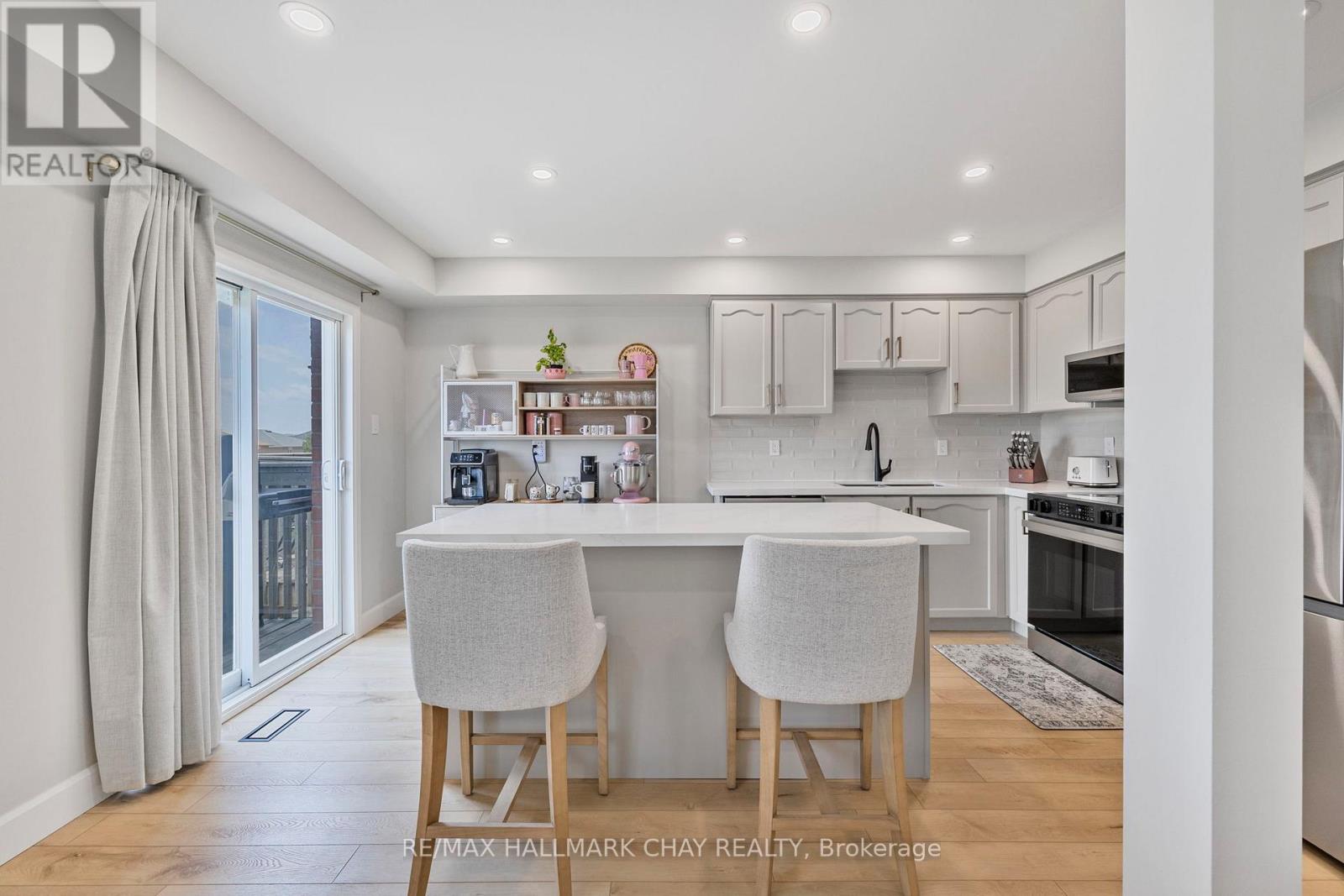 23 Smith Street, Bradford West Gwillimbury (Bradford), Ontario  L3Z 3E1 - Photo 2 - N12487601