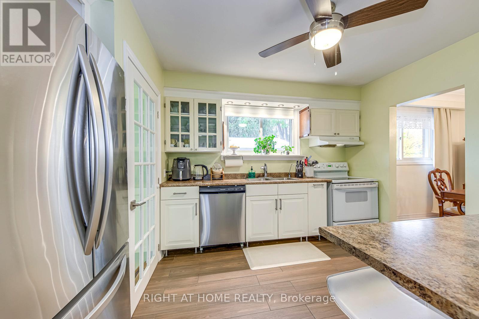 364 Bevan Drive, Burlington, Ontario  L7L 4L4 - Photo 10 - W12487514