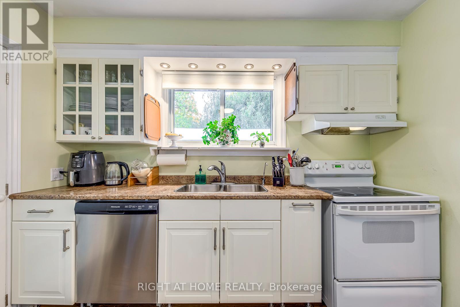 364 Bevan Drive, Burlington, Ontario  L7L 4L4 - Photo 11 - W12487514