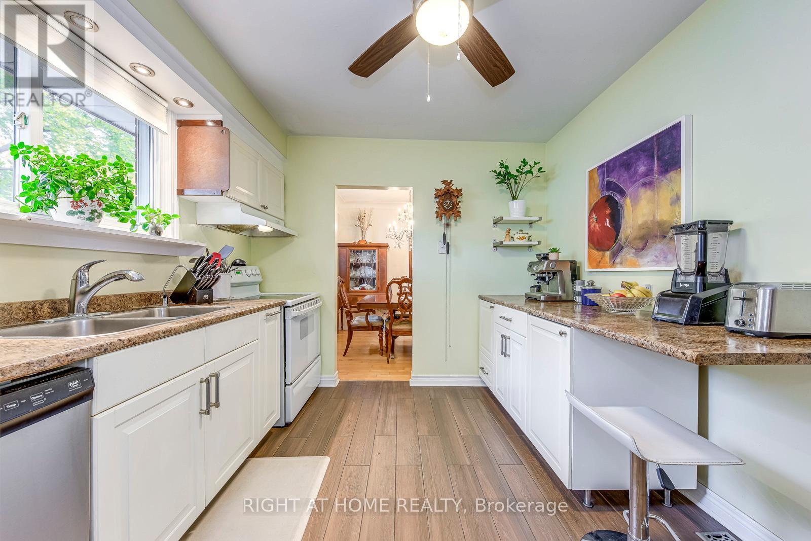 364 Bevan Drive, Burlington, Ontario  L7L 4L4 - Photo 12 - W12487514