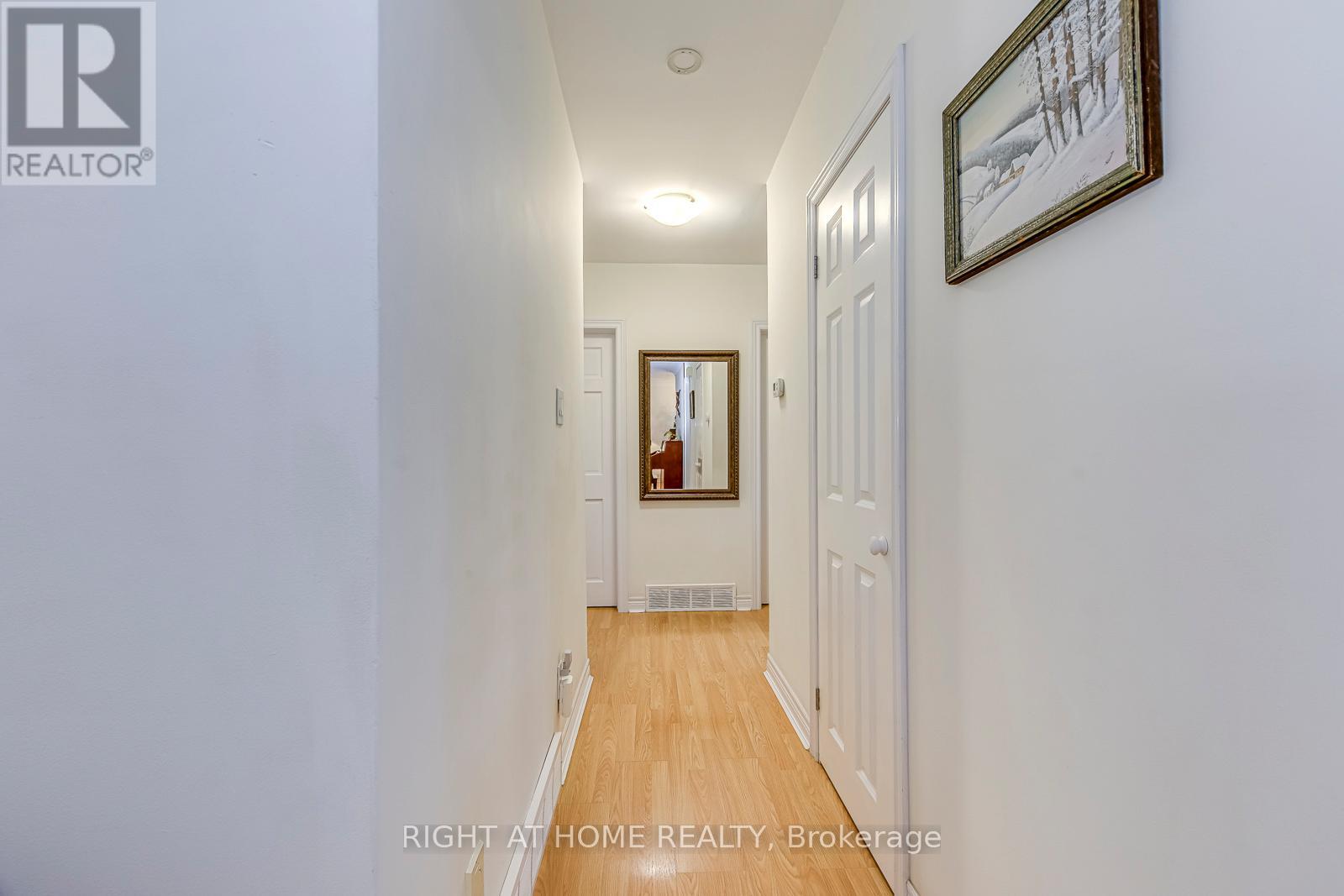 364 Bevan Drive, Burlington, Ontario  L7L 4L4 - Photo 13 - W12487514