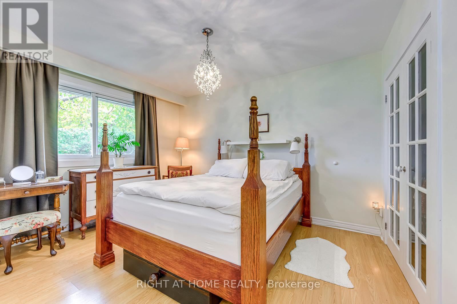 364 Bevan Drive, Burlington, Ontario  L7L 4L4 - Photo 14 - W12487514