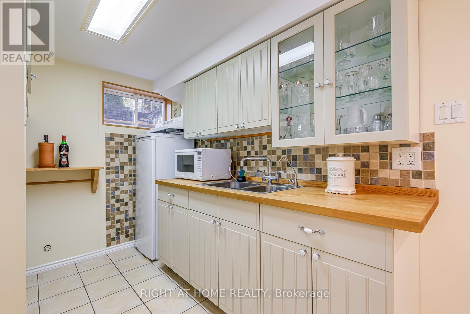 364 Bevan Drive, Burlington, Ontario  L7L 4L4 - Photo 22 - W12487514