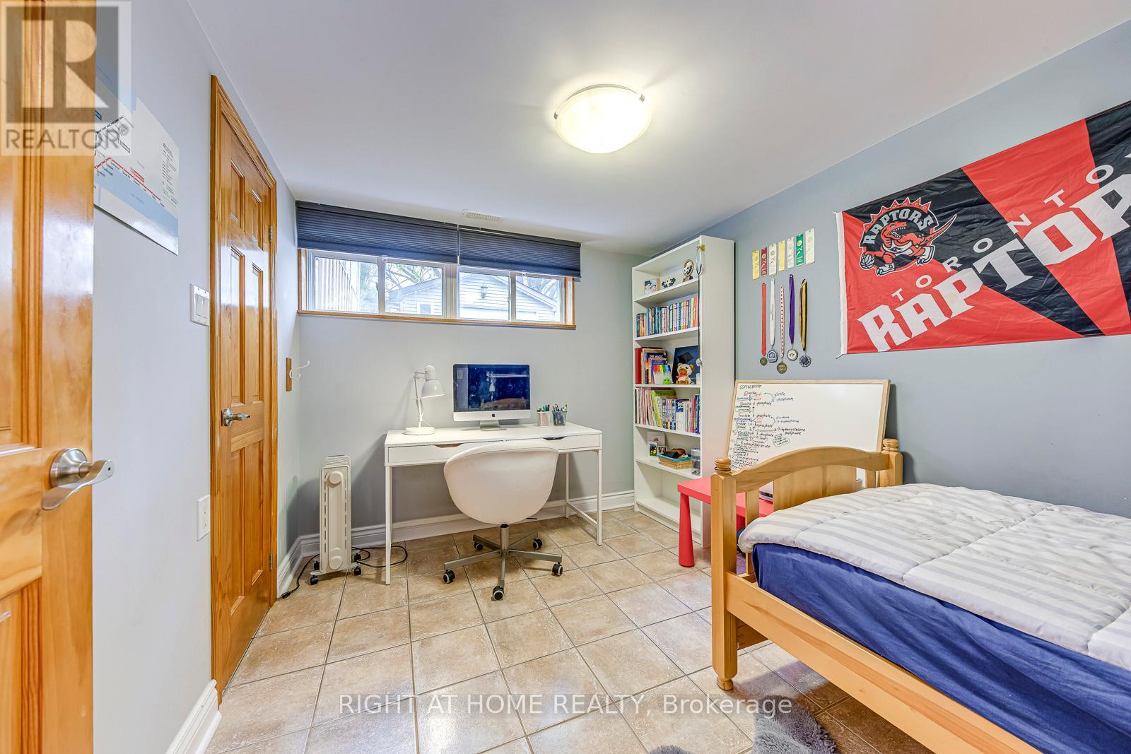 364 Bevan Drive, Burlington, Ontario  L7L 4L4 - Photo 28 - W12487514