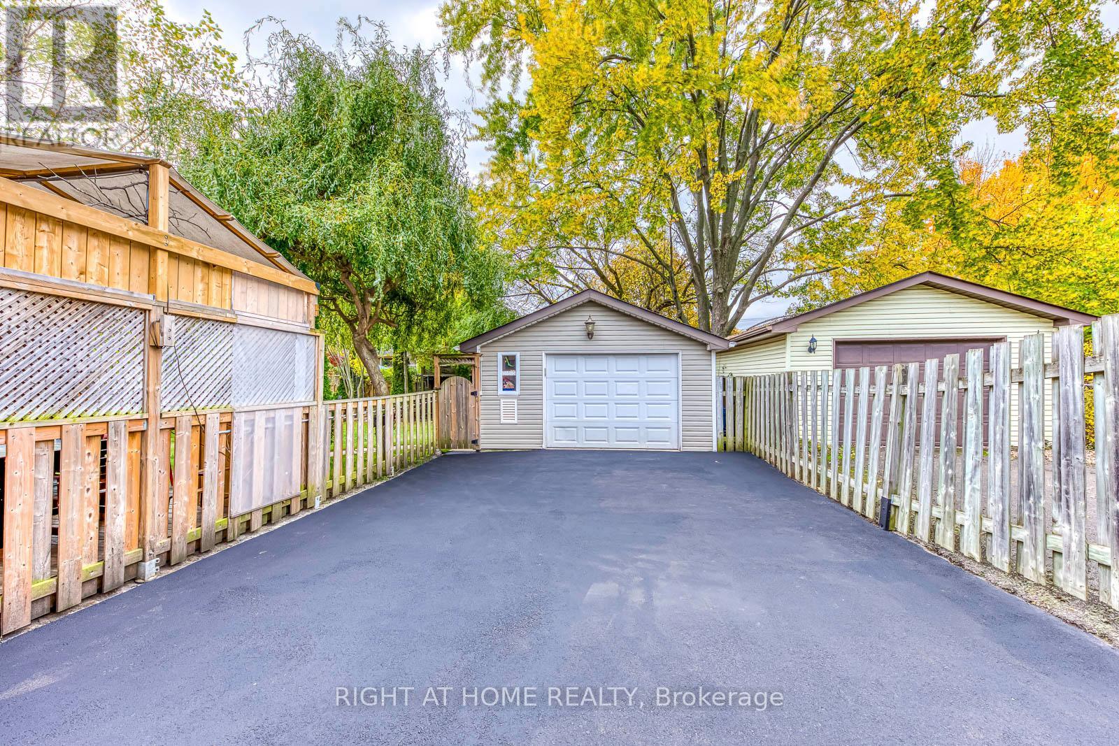 364 Bevan Drive, Burlington, Ontario  L7L 4L4 - Photo 4 - W12487514