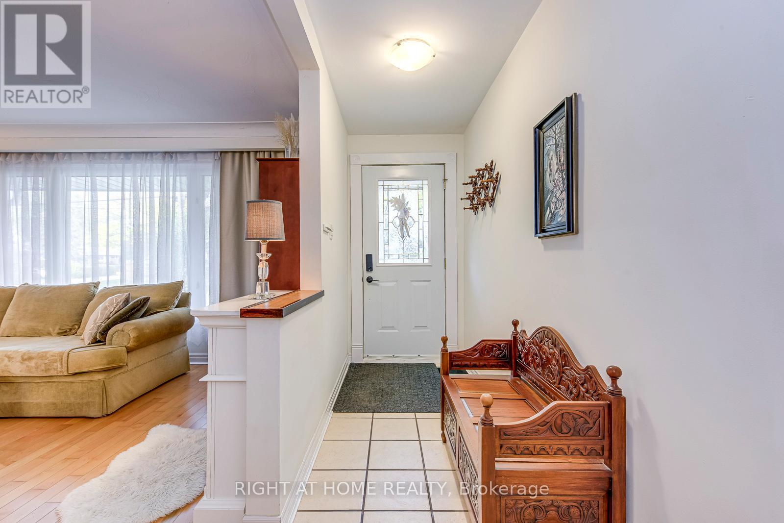 364 Bevan Drive, Burlington, Ontario  L7L 4L4 - Photo 5 - W12487514