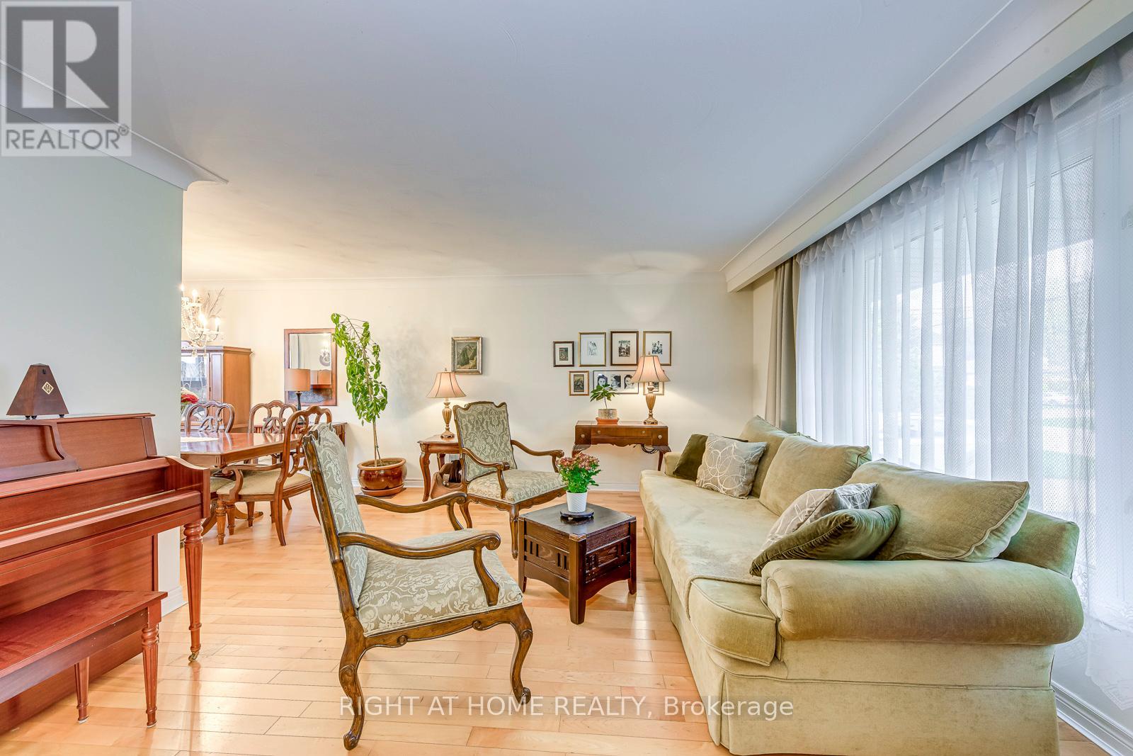 364 Bevan Drive, Burlington, Ontario  L7L 4L4 - Photo 6 - W12487514