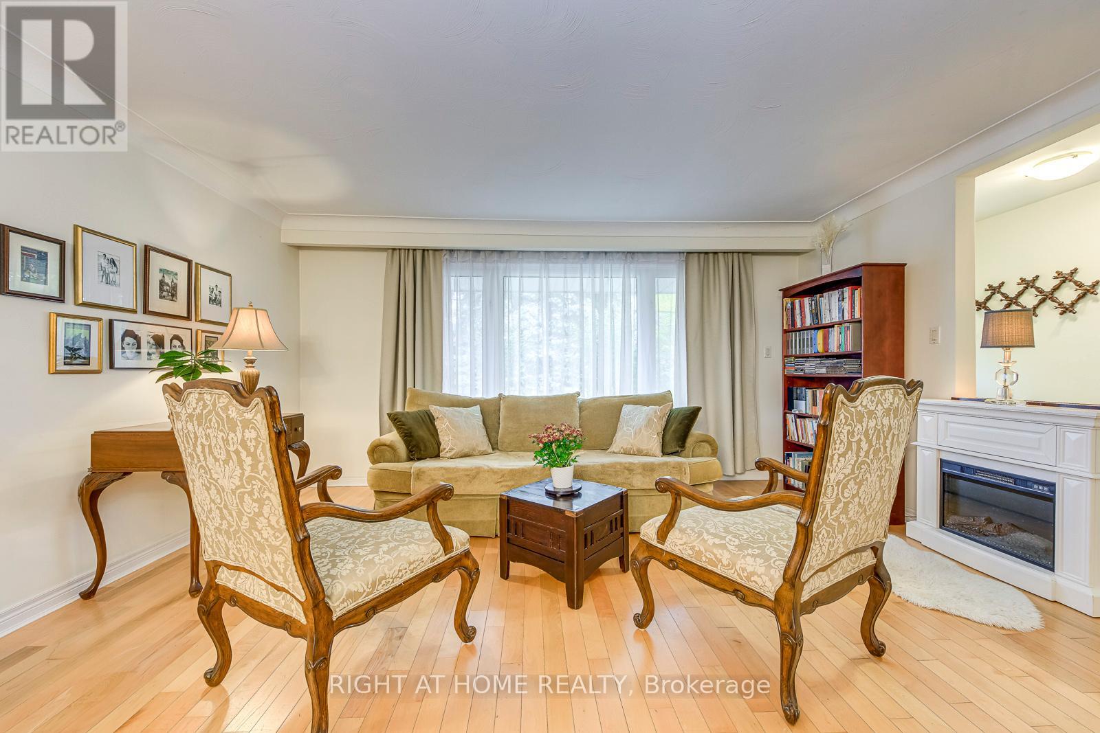 364 Bevan Drive, Burlington, Ontario  L7L 4L4 - Photo 7 - W12487514