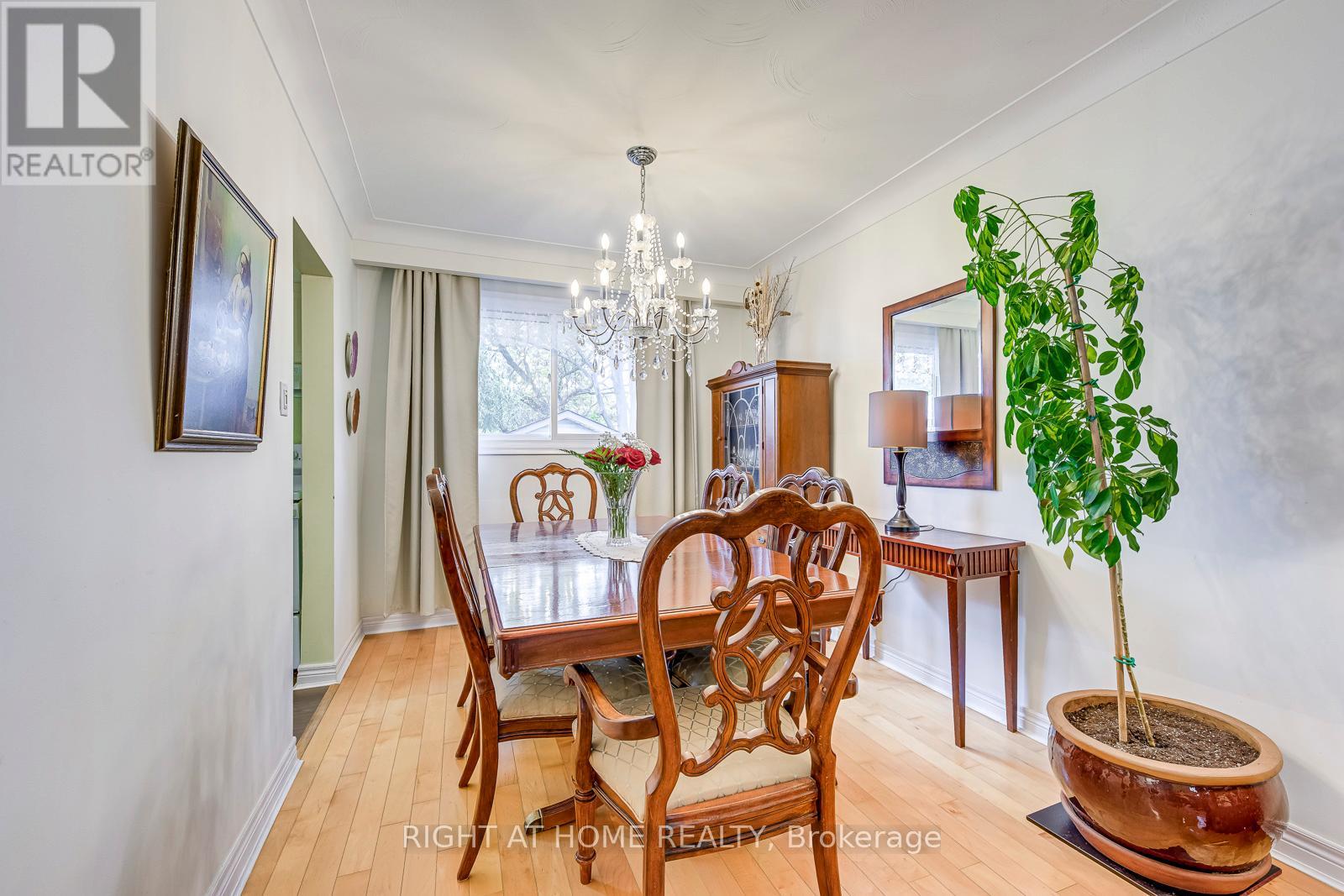 364 Bevan Drive, Burlington, Ontario  L7L 4L4 - Photo 8 - W12487514