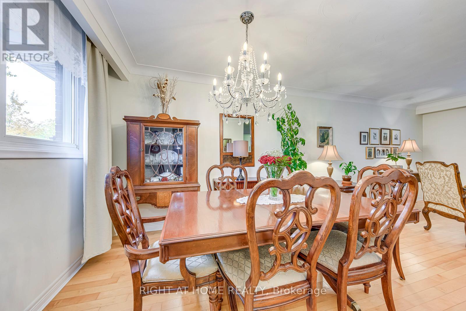 364 Bevan Drive, Burlington, Ontario  L7L 4L4 - Photo 9 - W12487514