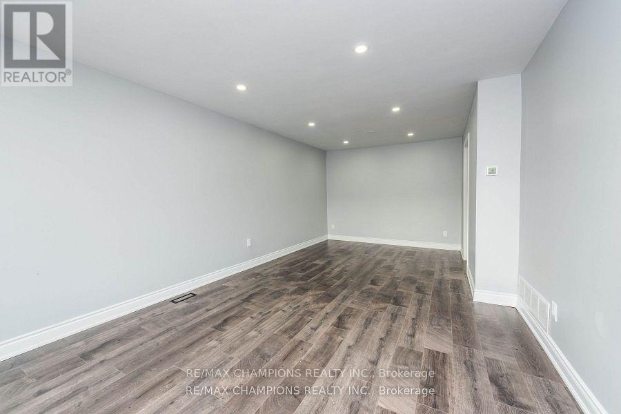 11 Crosswood Lane, Brampton, Ontario  L6V 3M1 - Photo 12 - W12487547