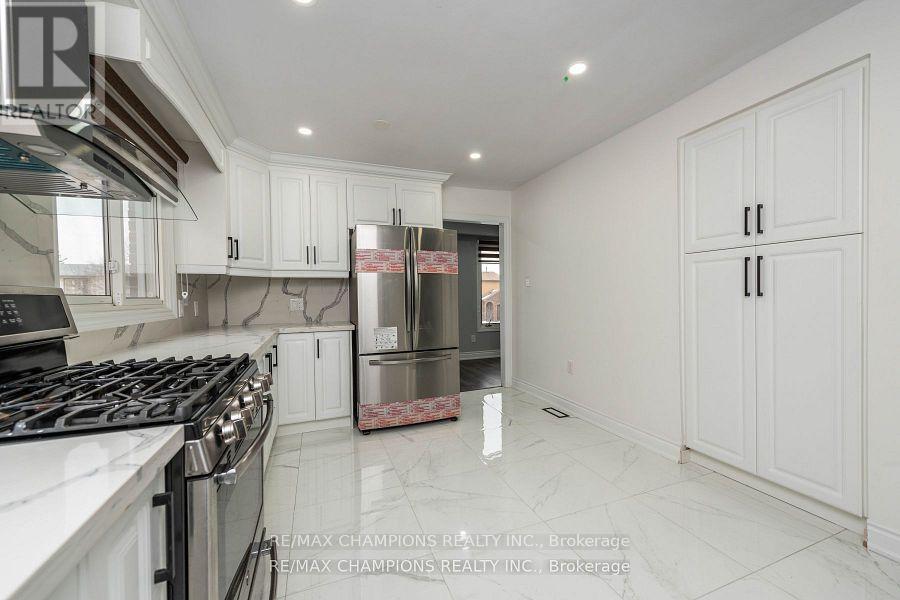 11 Crosswood Lane, Brampton, Ontario  L6V 3M1 - Photo 3 - W12487547