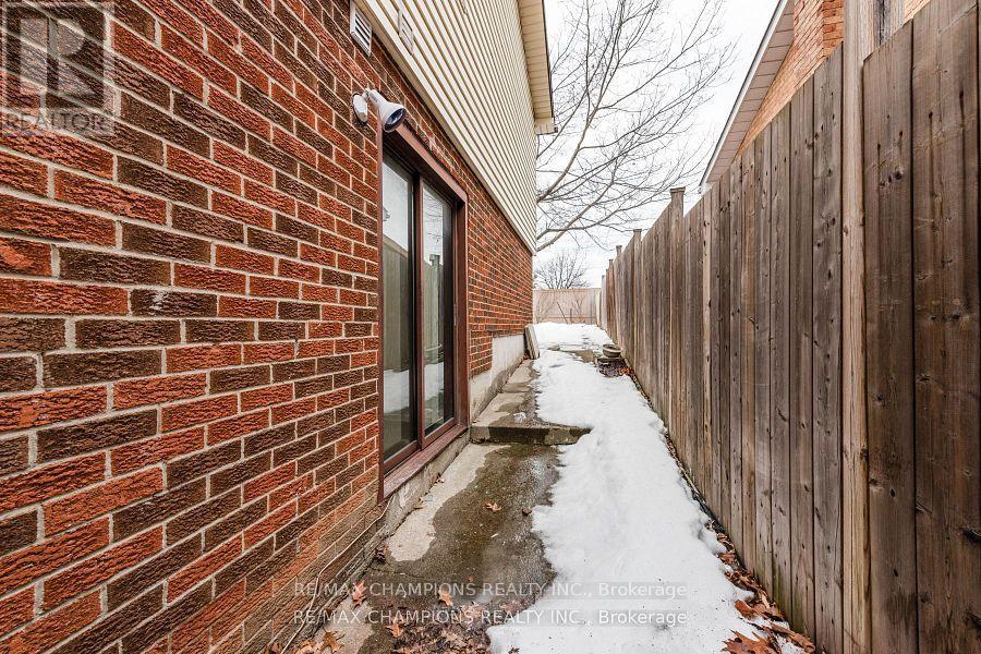 11 Crosswood Lane, Brampton, Ontario  L6V 3M1 - Photo 32 - W12487547