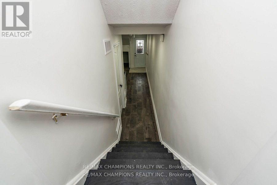 11 Crosswood Lane, Brampton, Ontario  L6V 3M1 - Photo 5 - W12487547