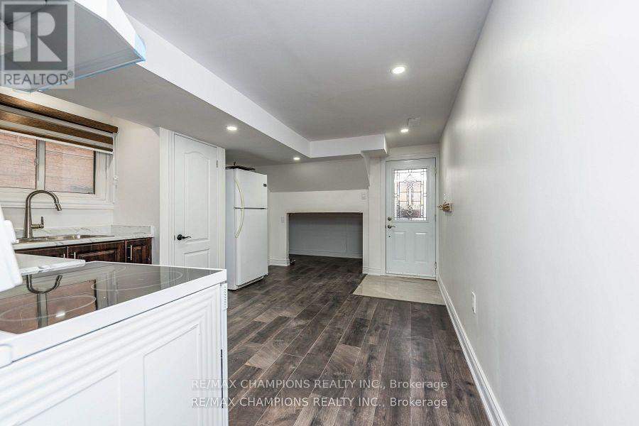 11 Crosswood Lane, Brampton, Ontario  L6V 3M1 - Photo 7 - W12487547