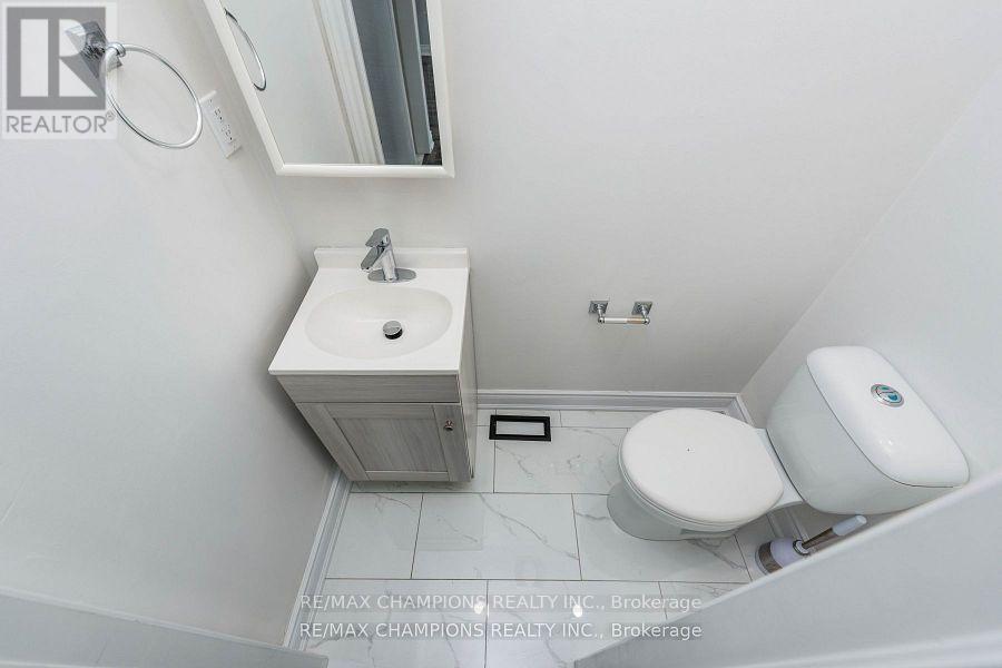 11 Crosswood Lane, Brampton, Ontario  L6V 3M1 - Photo 8 - W12487547