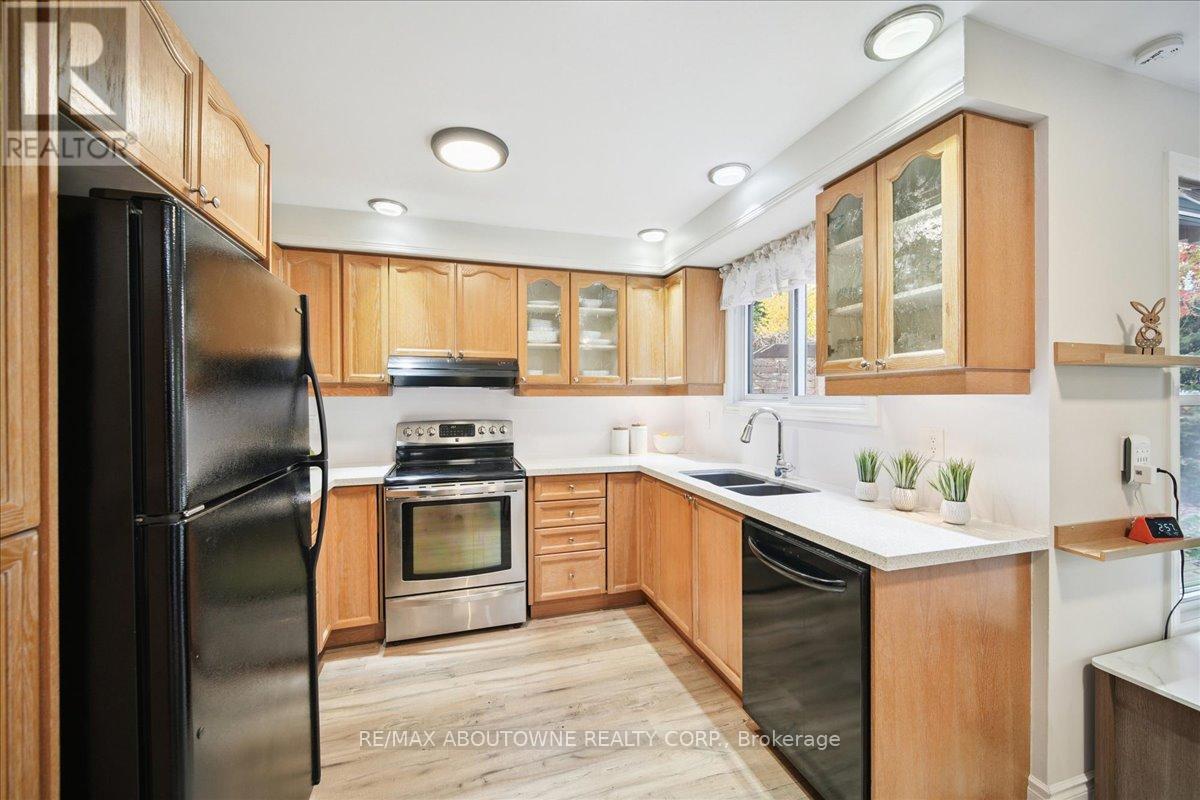 87 River Oaks Boulevard W, Oakville, Ontario  L6H 3N4 - Photo 12 - W12487572