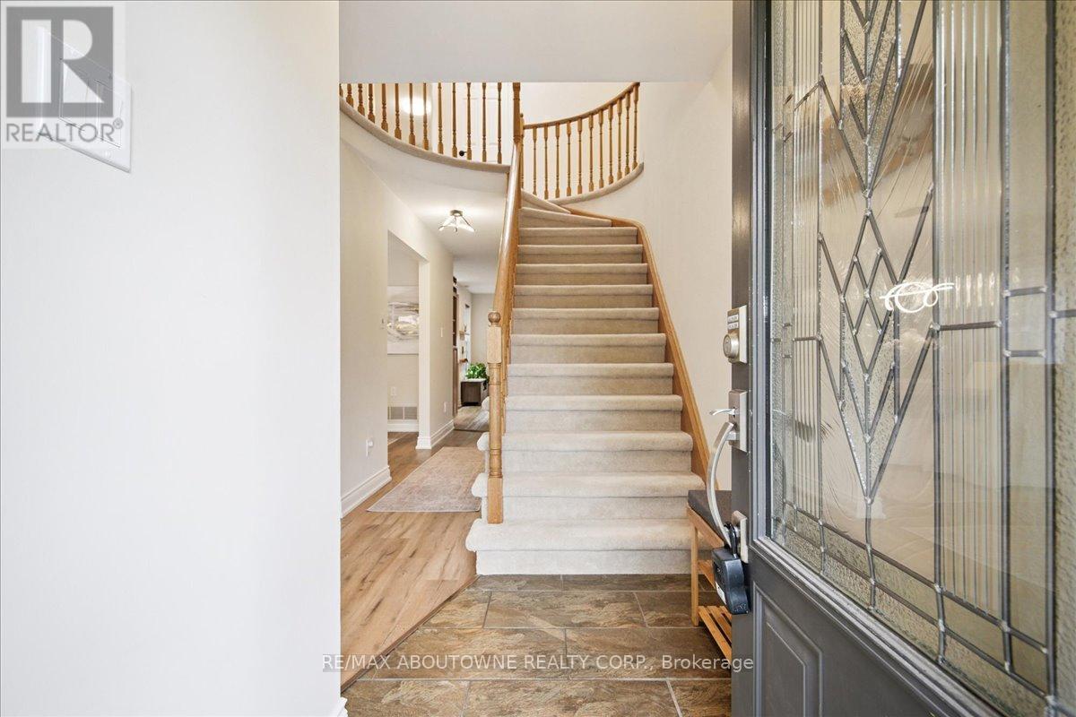 87 River Oaks Boulevard W, Oakville, Ontario  L6H 3N4 - Photo 3 - W12487572